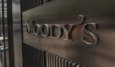 Moody’s İngiltere’nin kredini notunu negatife çevirdi